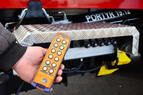 Traktorový nosič kontejnerů PORTÝR 19.12