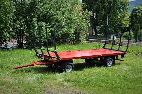Traktorový přepravník balíků PLT 7