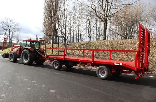 Traktorový přepravník balíků PLT 8